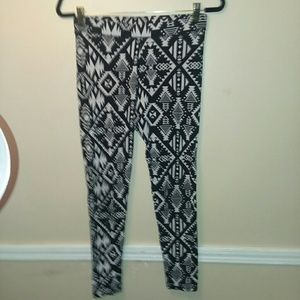 PINK Victoria's Secret Pants - Pink Victoria's Secret black grey Aztec leggings PINK Victoria's Secret Pants - Pink Victoria's Secret black grey Aztec leggings